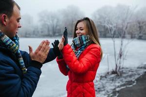 paar in een winter dag foto