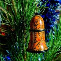 kerstboom decoraties Aan natuurlijk boom binnen- foto