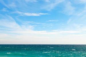 blauw lucht en donker water van zwart zee foto