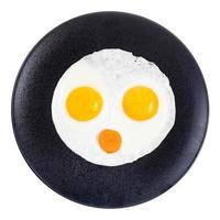 top visie van gebakken eieren en wortel plak geïsoleerd foto