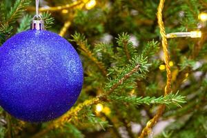 blauw bal en licht draad Aan Kerstmis boom foto