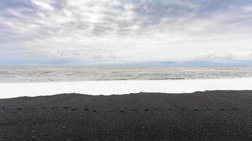 oceaan surfen Aan reynisfjara zwart zand strand foto