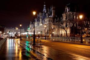 stad hal in Parijs Bij nacht foto