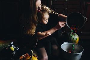 moeder en dochter spelen samen Bij huis foto