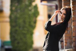 mooi vrouw model- poseren tegen de muur foto