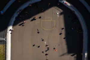 antenne beeldmateriaal van een sport- grond, mensen aan het doen gewichtheffen foto