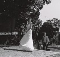bruid en bruidegom poseren Aan de straten foto