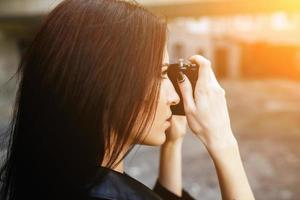 mooi vrouw fotograaf poseren met camera foto