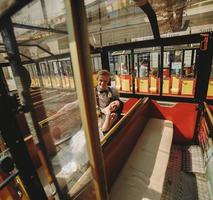 bruid en bruidegom poseren in een tour auto foto