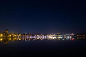 visie van de stad Bij nacht foto