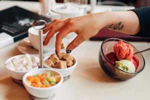 hand- duurt suiker van een staan Aan een tafel foto