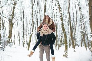 gelukkig paar speels samen in sneeuw park foto