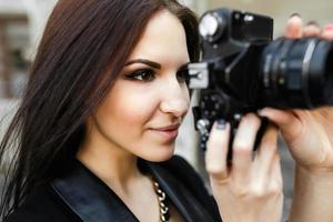 mooi vrouw fotograaf poseren met camera foto