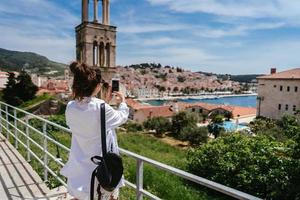 jong mooi vrouw Aan de achtergrond van een klein Kroatisch stad- foto