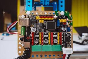 elektronisch stroomkring bord met bewerker en draden foto