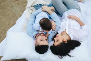 gelukkig familie ontspannende samen Aan de matras foto