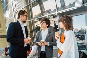 bedrijf team twee mannen en vrouw werken samen buiten. foto