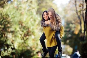 twee meisjes hebben pret in de park foto