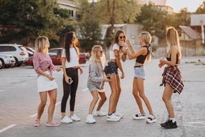 zes jong Dames dans in een auto park foto