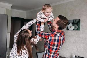 mama, vader en weinig meisje hebben pret samen foto