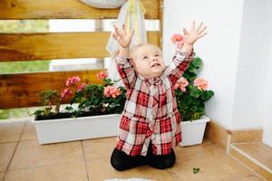 klein meisje spelen op het balkon foto