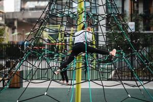 jong vrouw hebben pret Aan de touw piramide foto