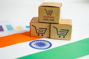 online winkelen, winkelwagentje op de vlag van india, import export, financiële handel. foto