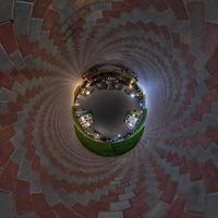 donker lucht bal in midden- van wervelende asfalt weg of veld. inversie van klein planeet transformatie van bolvormig panorama 360 graden. bolvormig abstract visie. kromming van ruimte. foto