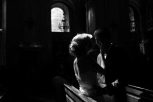 bruid en bruidegom verlichte door licht foto