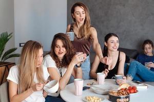 groep van Dames in de keuken foto