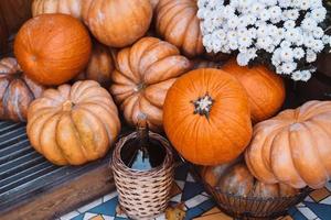 herfst decoratie met pompoenen en bloemen Aan een straat in een Europese stad foto