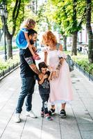 gelukkig mooi familie wandelen in de park foto