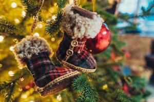 detailopname van Kerstmis boom takken met decoraties foto