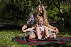 moeder en dochter in de tuin foto