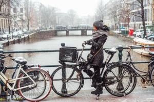 meisje Aan een fiets Aan de brug foto