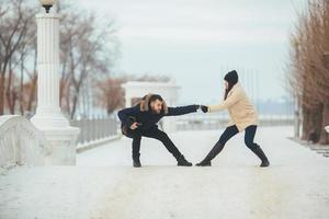 Mens en vrouw voor de gek houden in de omgeving van in park foto