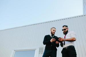 twee zakenlieden bespreken iets foto