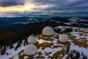 pamir - verlaten geheim leger radar station. in de Karpaten, Aan de grens met Roemenië foto