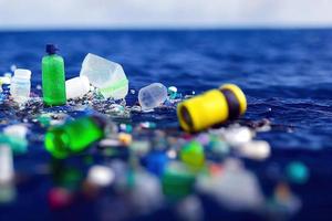 probleem plastic flessen en microplastics drijvend in de oceaan. foto