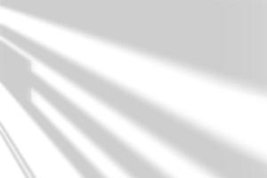 abstract schaduw en gestreept diagonaal licht achtergrond Aan wit muur van venster, architectuur donker grijs en zonneschijn diagonaal meetkundig effect bedekking voor backdrop en mockup ontwerp. foto