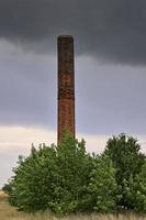 oud fabriek schoorsteen foto