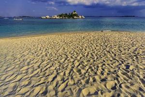 lengkuas strand belitung foto