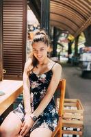 aantrekkelijk jong Kaukasisch vrouw zittend in straat cafe foto