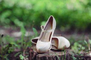 afbeelding van vrouw wit bruiloft schoenen foto