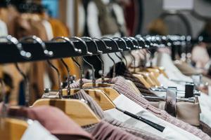 mode kleding Aan hangers Bij de tonen foto