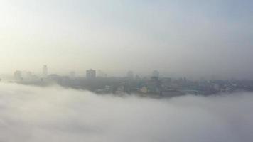 antenne visie van de stad in de mist. foto