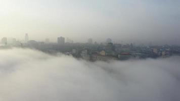 antenne visie van de stad in de mist. foto