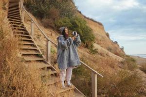 jong vrouw duurt een foto Aan een smartphone van de zeegezicht