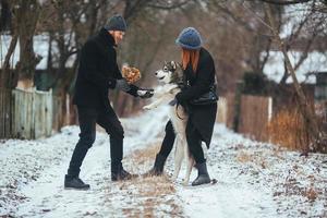 Mens en vrouw met hond wandelen foto