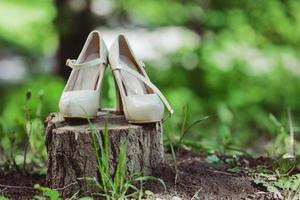 afbeelding van vrouw wit bruiloft schoenen foto